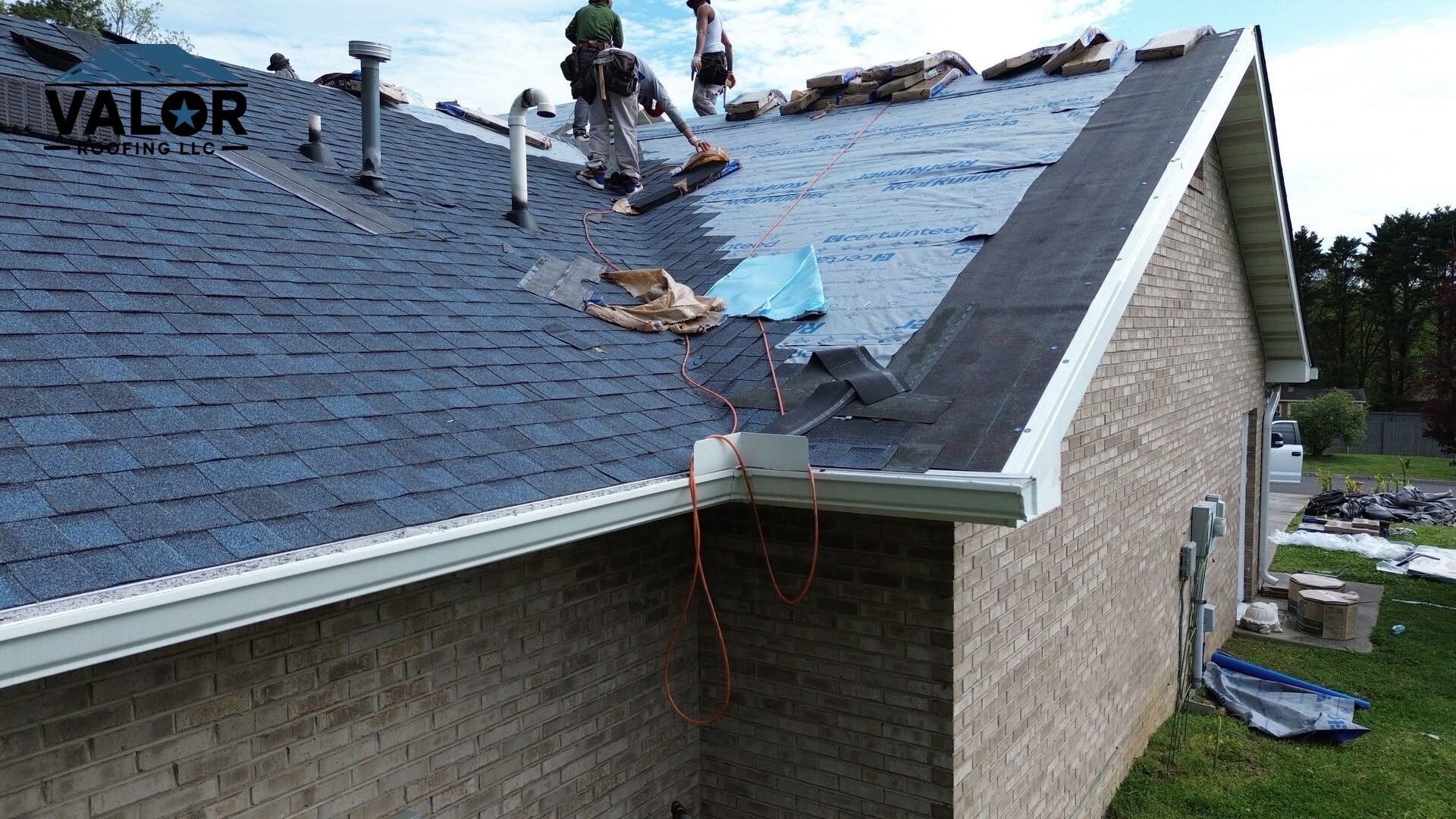 Architectural shingle install by Valor Roofing in Knoxville, TN